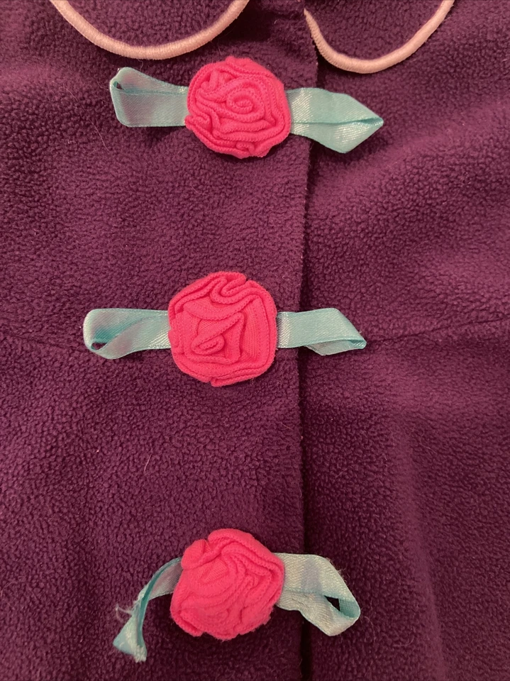 Abrigo polar morado con rosetas rosas talla 12M usado en excelente estado para bebés niñas Foto 3 de 4