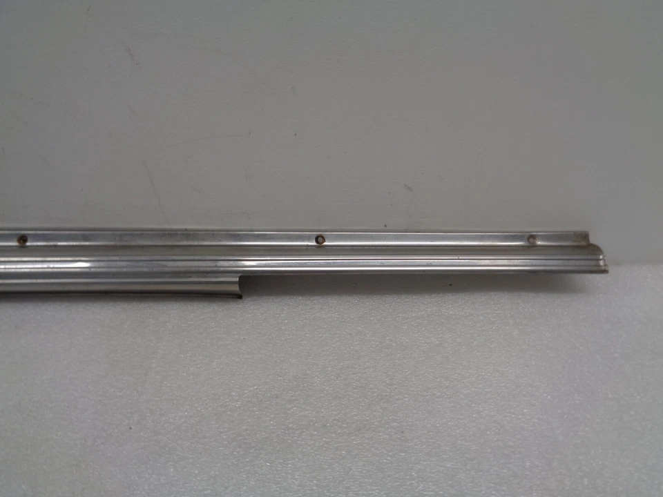 Mercedes 450SL R107 1973-1980 placa de desgaste del umbral de la puerta del pasajero derecho OEM AK250643 Foto 4 de 4