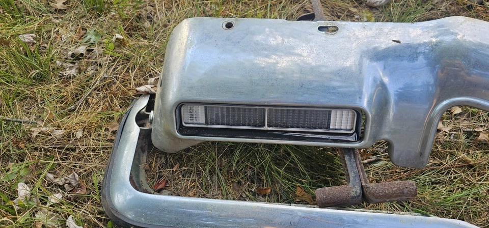 1972 里维埃拉前保险杠组件带标记灯 — 第 4/4 张图片