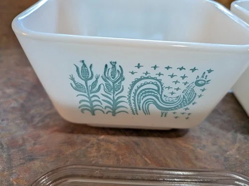 2 VINTAGE PYREX AMISH BUTTERPRINT/ ROOSTER 501 REFRIGERATOR DISH W/ RIBBED LID