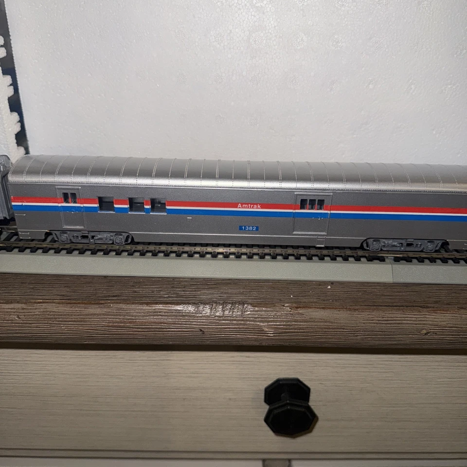 Bachmann/Concor/Athern Amtrak Passenger Coaches HO X4 Lighted Coach B044 - Image 3 of 4