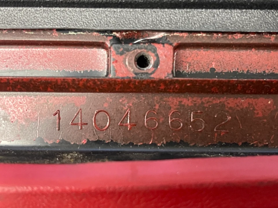 1984-1989 Chevrolet Corvette C4 conjunto de tampa de console central vermelho. #14046652. NOS. - Imagem 4 de 4