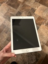 Apple iPad 6th Gen. 32GB, Wi-Fi, 9.7in - Silver CA 