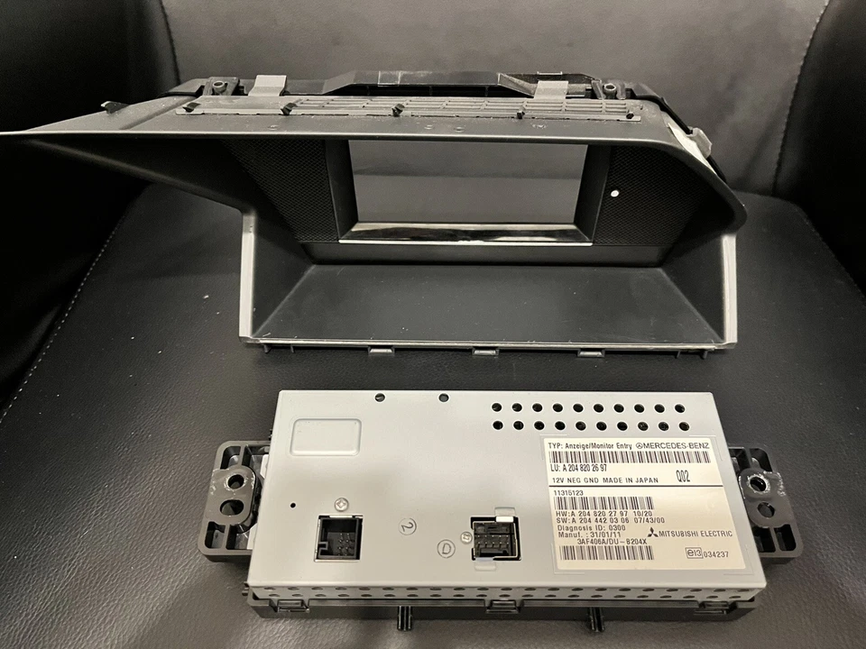 Mercedes Benz GLK350 2011 Display Screen - Image 2 of 4