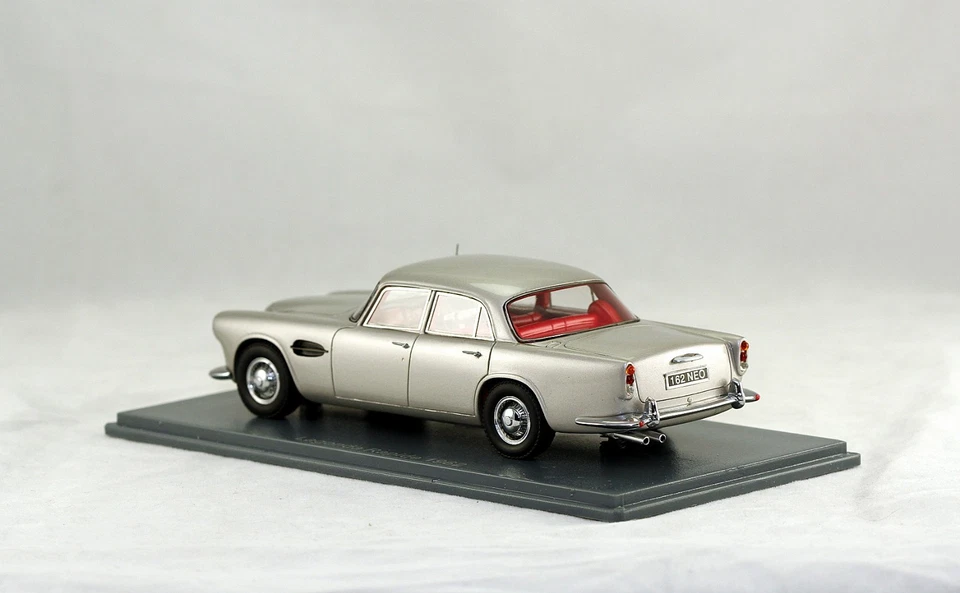 1/43 NEO Scale Models NEO45162 Lagonda Rapide RHD 4 door saloon silver 1962  NIB - Image 3 of 4