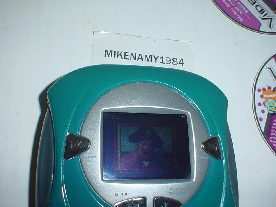 Reproductor de video personal Video Now 2004 color de Hasbro verde con 3 DVD Bob Esponja Foto 4 de 4