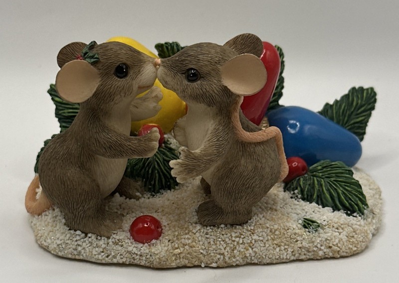 CHARMING TAILS Christmas "Kiss-Mas Lights" Mouse Figurine