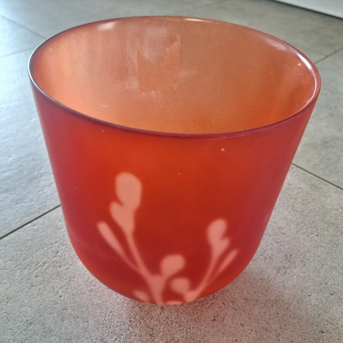 Vaso rotondo in porcellana con rose preservate per decorazioni festose