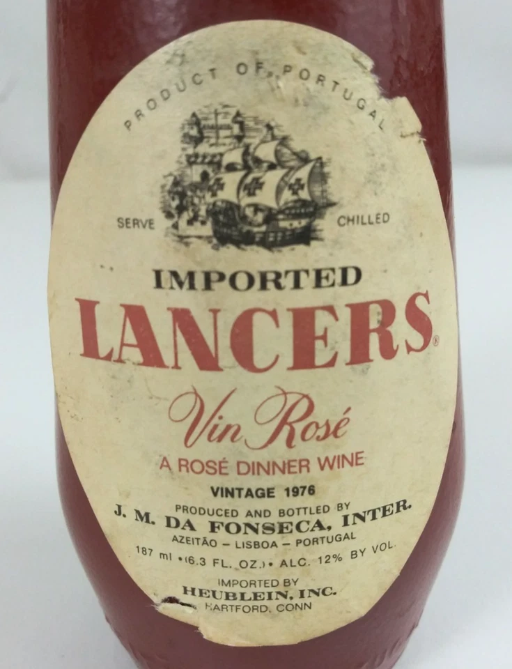 Botella de vino vintage importada Lancers Vin Rose Glass salero y pimentero Foto 3 de 4