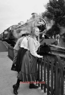 FOTO DIE EISENBAHNKINDER IN TODDINGTON, WÄHREND WIR AUF UNSEREN ZUG WARTETEN EINIGE PEO
