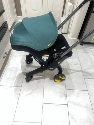 DOONA  ALL IN ONE STROLLER + LATCH SEAT. Stroller And Base. Racing Green