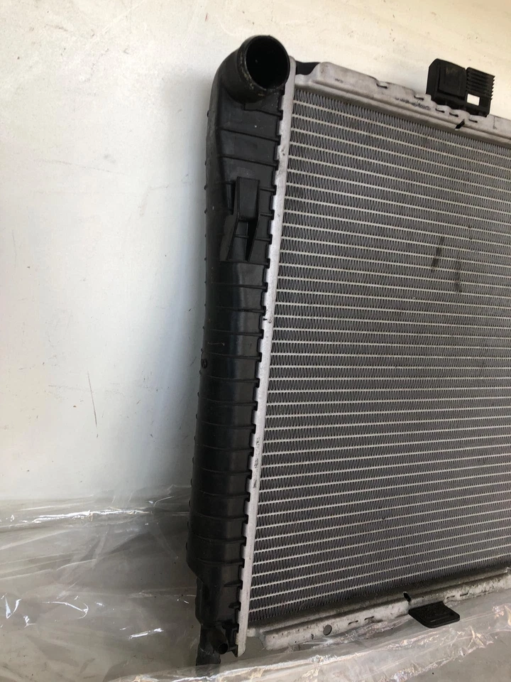 Mercedes Benz Clase C C230 1997-2000 conjunto de motor de núcleo de radiador OEM Foto 3 de 4