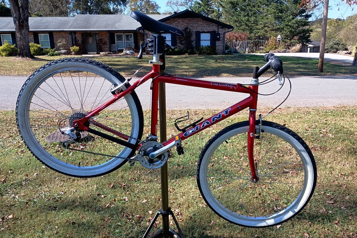 Vintage Giant Yukon Mountain Bike - Aluminum 20in Frame - 26in