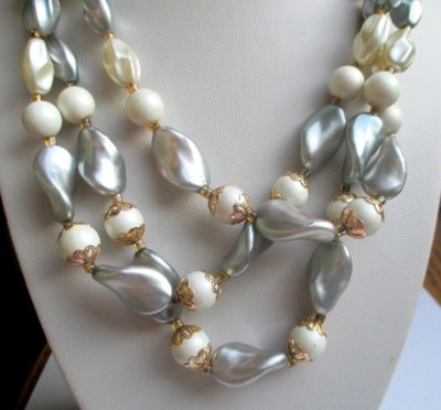 Collier Vintage 3 Rangs De Perles En Résine Blanc Nacré - Superbe Bijou D'occasion