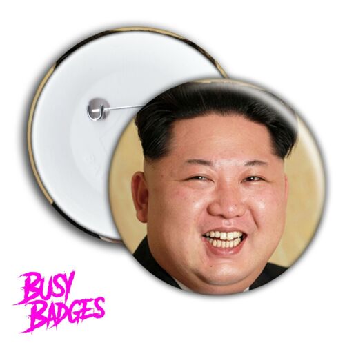 KIM JONG UN - NORTH KOREA Badges & Magnets - Button USA Donald Trump Funny Meme - Afbeelding 1 van 2