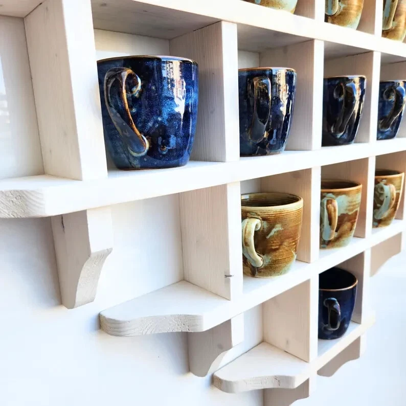 Taza de café de madera con estante. Estante para tazas de madera moderno Rusti montado en la pared Foto 3 de 4