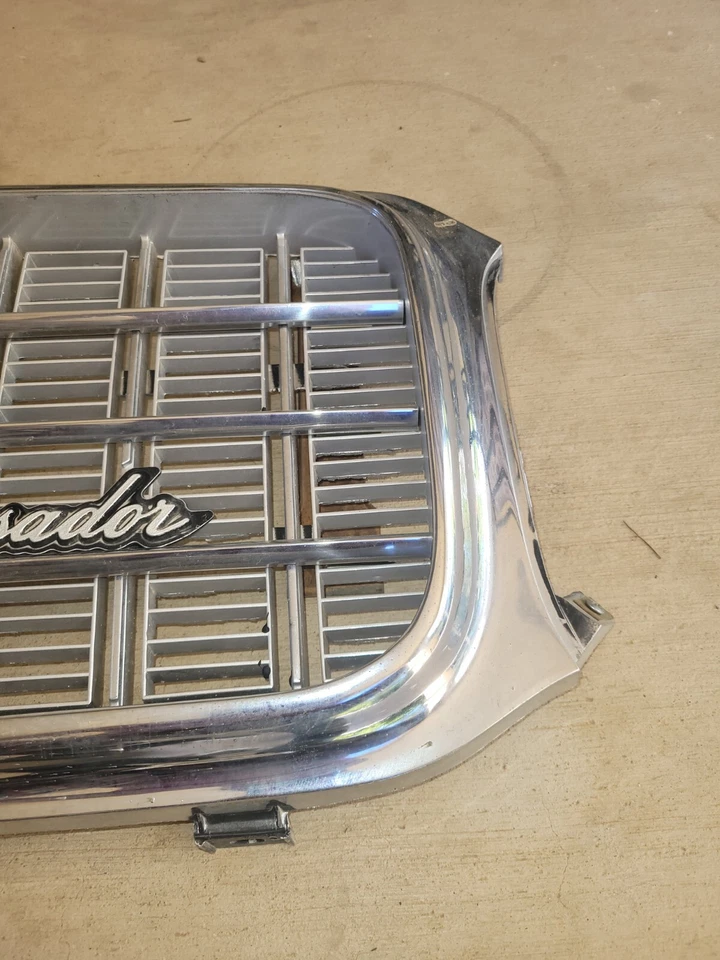 Rejilla AMC 1971-1973 OEM emblema Ambassador y soporte de montaje Foto 3 de 4