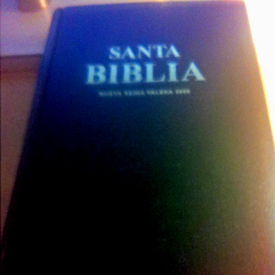 SANTA BIBLIA Neuva Reina Valera 2000 GIFT NEW  1116 Pristine Pages SEE 24 PHOTOS