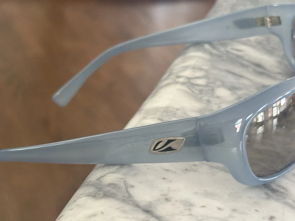 Óculos de sol Kaenon Kurb azul fosco com lentes cinza - Imagem 2 de 4