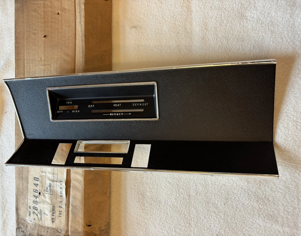 Nuevo de Lote Antiguo 1969 Plymouth Valiant sello tablero bisel con radio y calentador MoPar 2884640 Foto 4 de 4