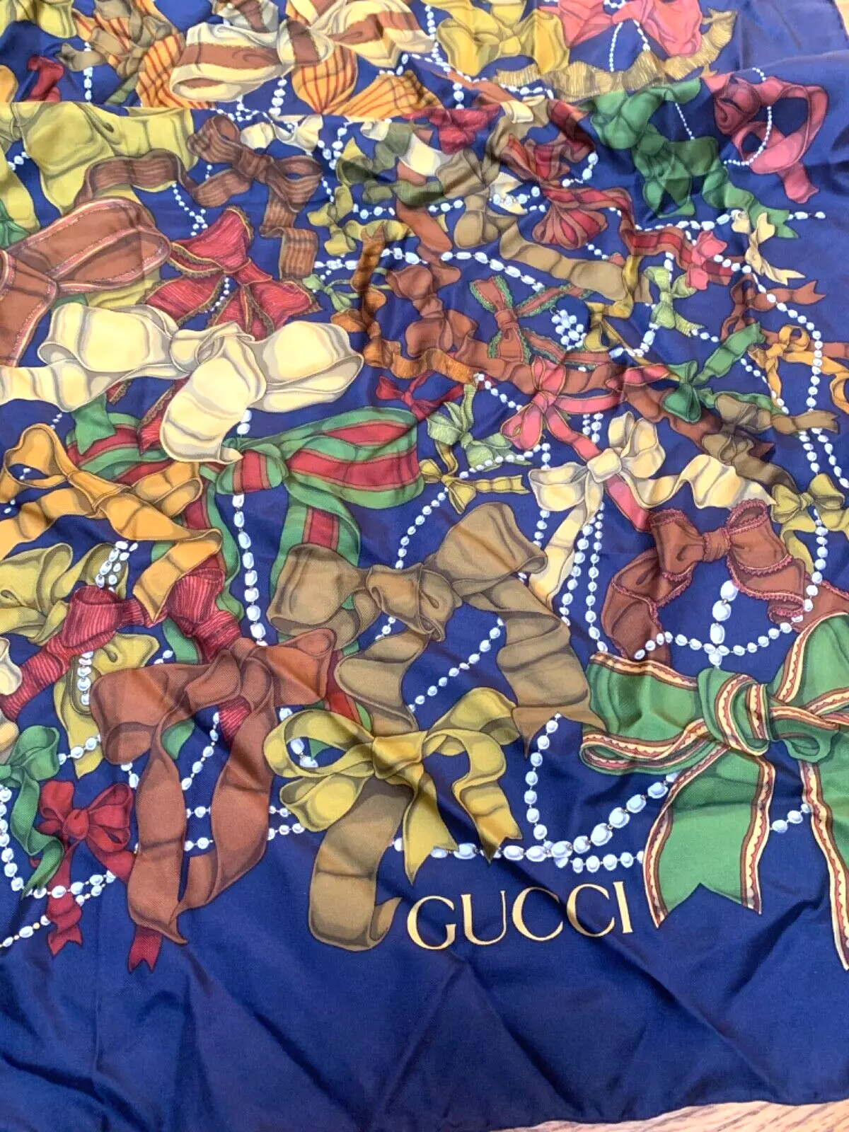 Foulard vintage Gucci soie ruban bleu noeuds et perles couleurs automne logo avec étiquette 34
