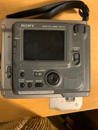 Sony Vintage Mavica MVC-FD7 3.5" floppy disk digital camera - Camera Only - Picture 4 of 8