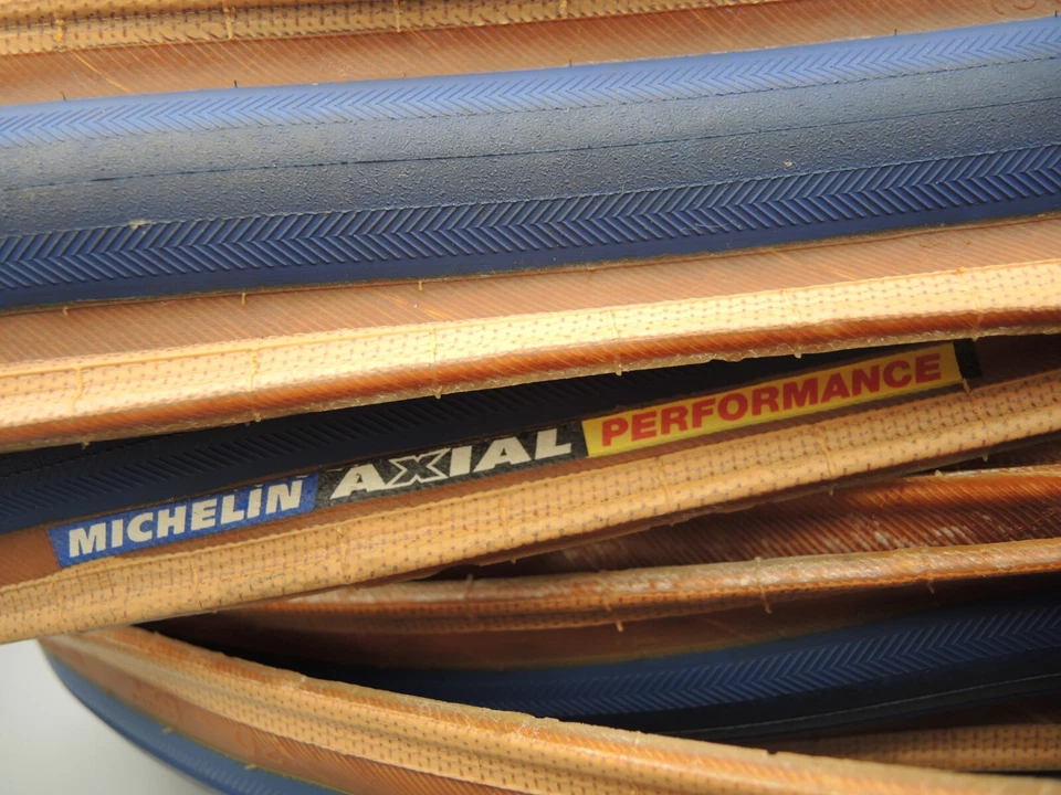 PNEUMATICI MICHELIN AXIAL PERFORMANCE x2 - 700 x 20C - AMBRA PARETE / BATTISTRADA BLU - NOS - Immagine 3 di 4