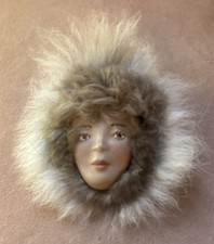Alaskan/Inuit Girl Doll Face Broszka/Przypinka Futrzane wykończenie