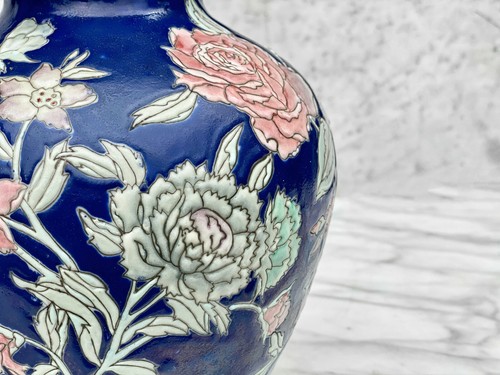 Vintage Chinese Porcelain Cobalt Blue Floral Motif Vase - Picture 6 of 9