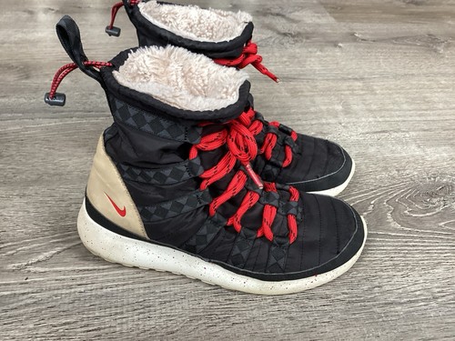 Nike Roshe Run Womens Size 6.5 Ankle Sneaker Faux Fur Boots 616724-002 Black/Red
