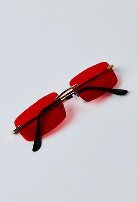 Rechteckige Sonnenbrille mit Gläsern ohne rote Fassung und goldener Fassung