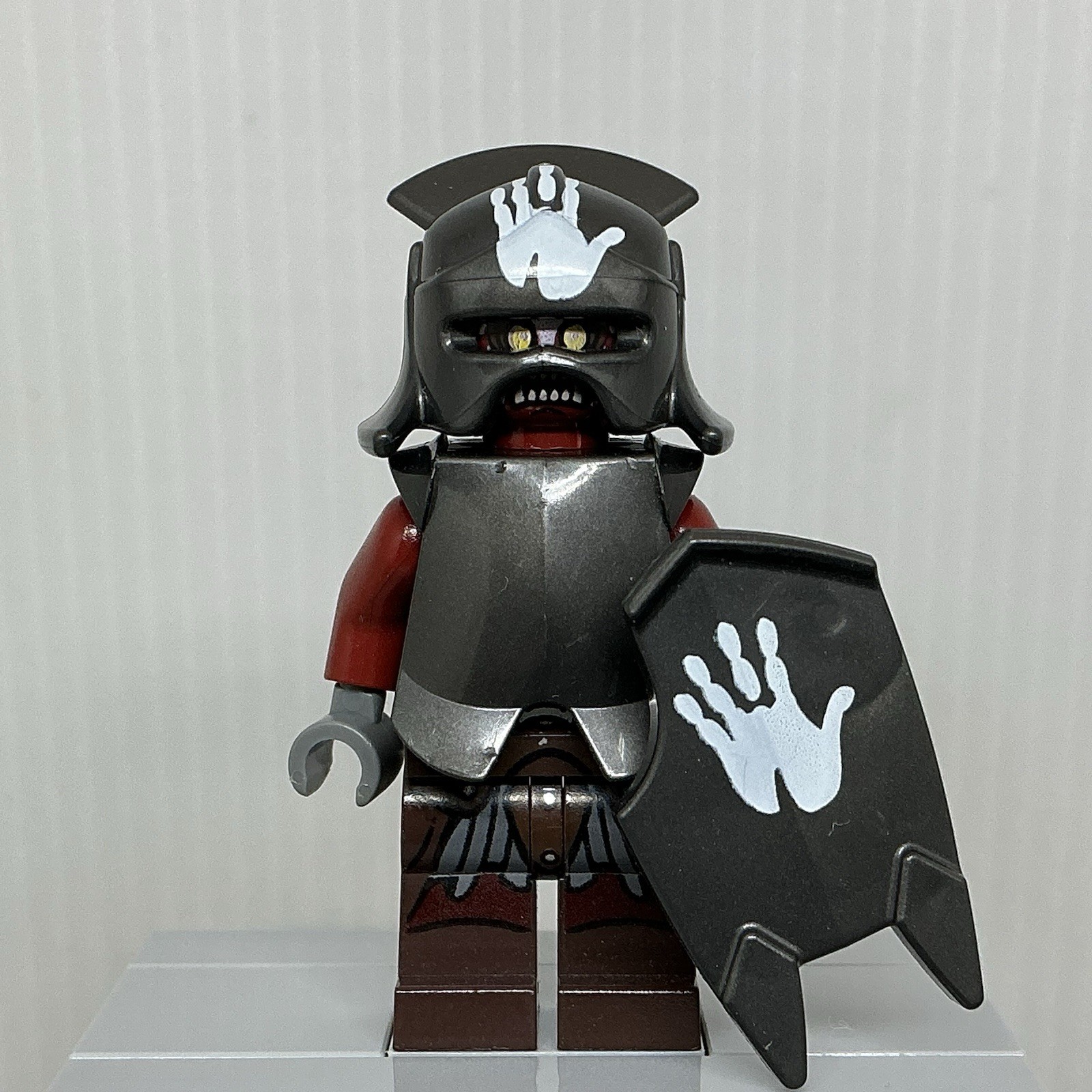 LEGO Lord Rings lor022 Uruk-hai Handprint Helmet Minifigure & Shield 9476 10237