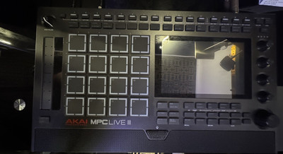 Akai MPC Live III Sampler Sequenzer 16 Trigger Pads Touchscreen Digital Schwarz