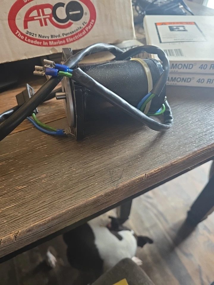 Conjunto de motor Arco Tilt Trim Foto 2 de 3