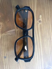 Occhiali da sole Meller, design elegante con lenti gialle. Montatura nera