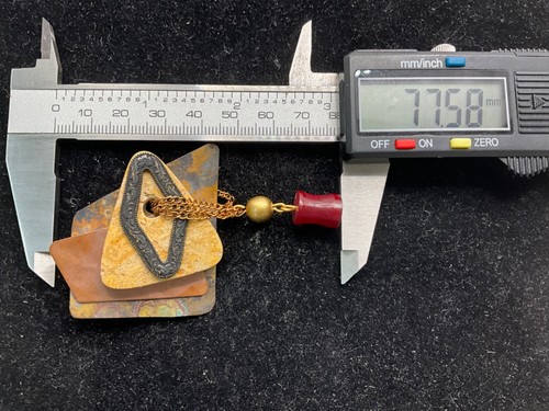 Spilla pendente asimmetrica multicolore e multi texture BZ24 Jo Marz - Foto 7 di 7