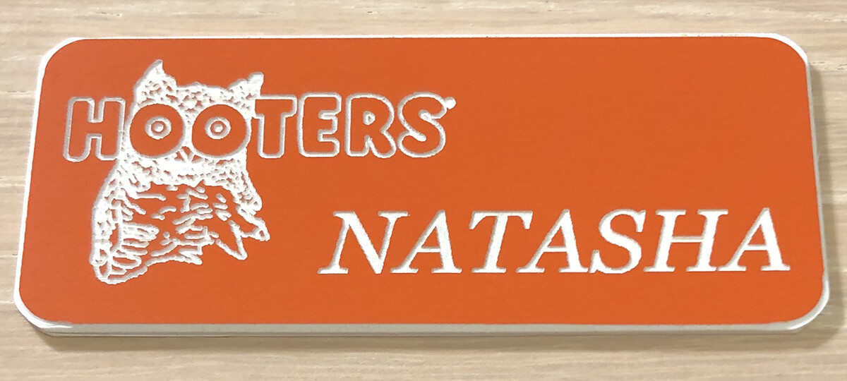 HOOTERS ピンバッジ NEW~HOOTERS Girl Uniform Collectible Fun Pin Badge Orange