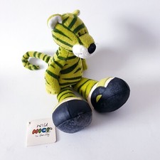 NICI Tiger Wild John in the City ca 28 cm grün Stofftier Kunstleder Turnschuhe