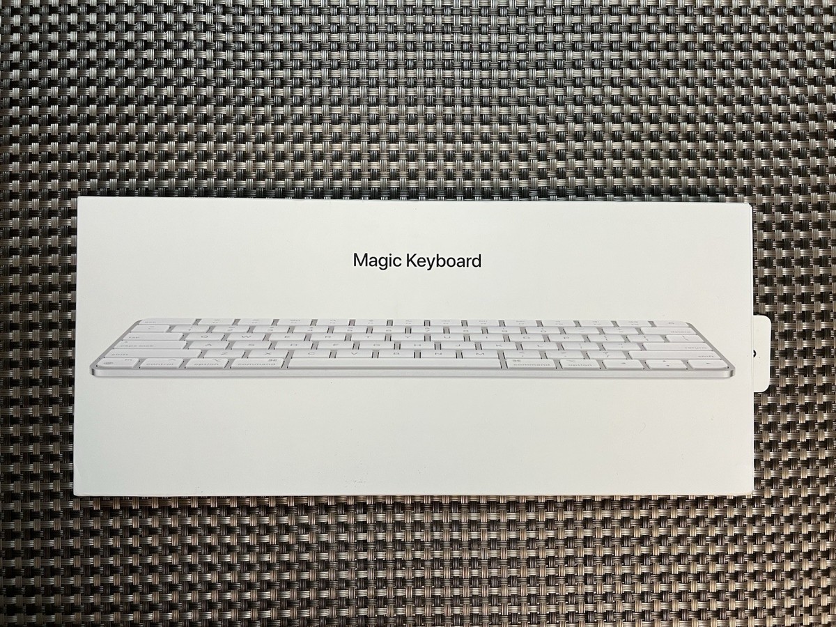 Apple A2450 Magic Keyboard US English White/Silver Tested