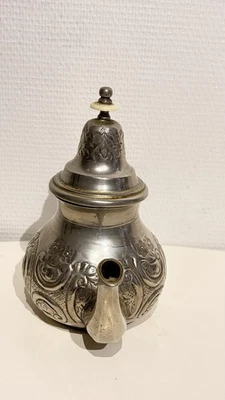 Théière Marocaine En Métal Argenté Ancienne Avec Motifs Gravés - Photo 1/4
