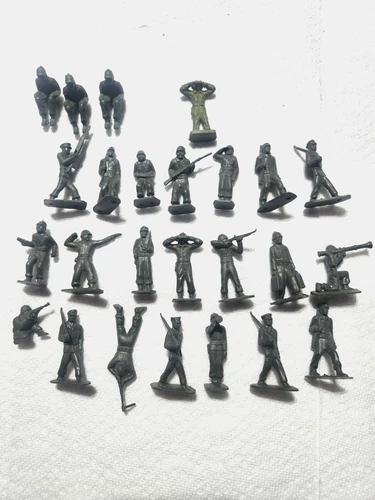 25 MARX 45MM SOLDIERS FROM THE MILITARY TRAINING CENTER PLAYSET.