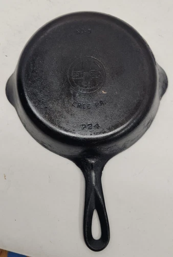 GRISWOLD Nº 5 CAST IRON SKILLET SMALL BLOCK LOGO 724I sits flat 8"