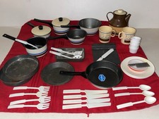 VTG CHILTON GLOBE KIDS TOY KITCHEN 46 PC SET POTS PANS LIDS PITCHER PLATES CUPS 