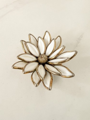 Trifari 'Water Lily' 1940s Molded Glass Water Lily Pendant/Brooch Earrings Set - Picture 10 of 10