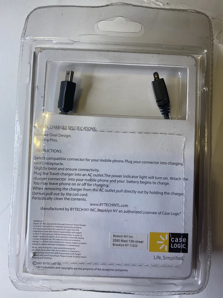 Case Logic: Universal Premium Travel Charger  Smart Phone Series - Image 3 of 3