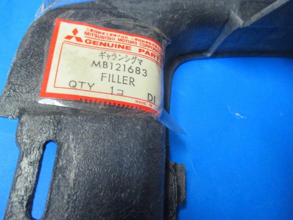 left front bumper filler,new,N.O.S.1970's Dodge Colt MB121683 — 第 3/3 张图片