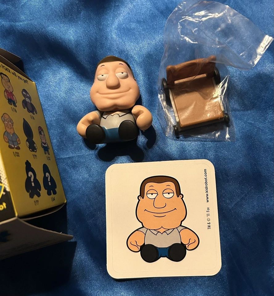 Kidrobot Family Guy Mini Serie 1 - Joe Swanson 1/16 con Accesorios y Caja Foto 2 de 4