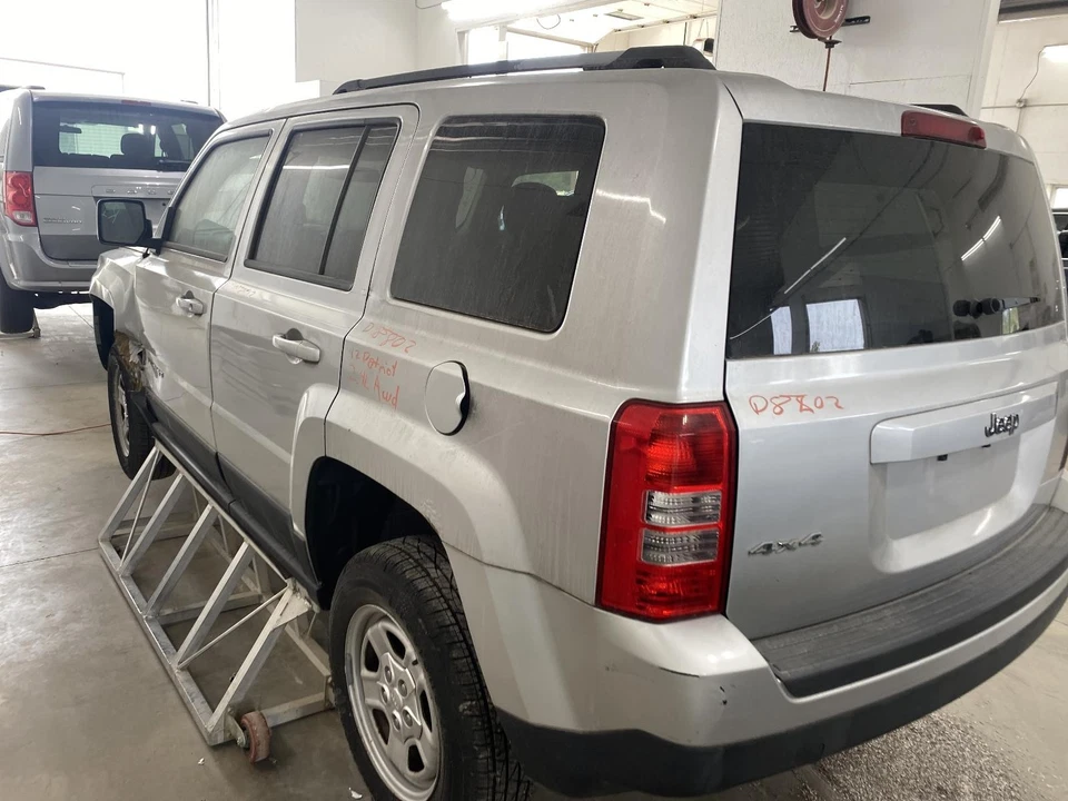 Used Turn Signal / Parking Light Assembly fits: 2012 Jeep Patriot Park Lamp-Turn - Image 4 of 4