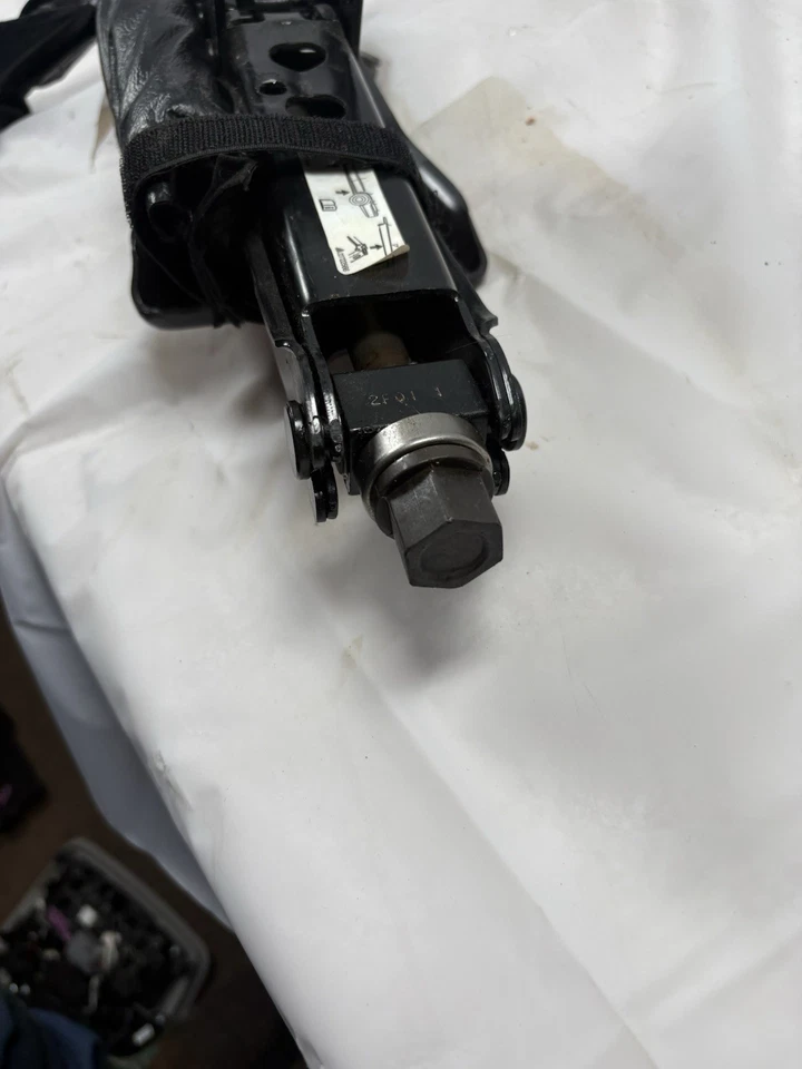 Chevrolet Traverse 2009-2017 kit de herramientas y gato de neumático de repuesto de emergencia 22722566 OEM Foto 2 de 4