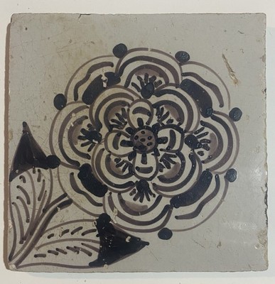 Eine holländische Delfter Fliese in Mangan mit Rosen- und Stielmotiv